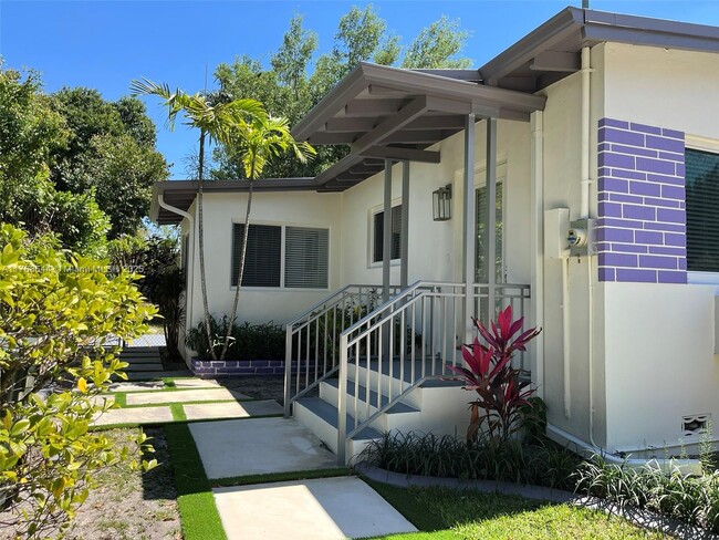 4225 SW 62nd Ave in Miami, FL - Building Photo - Building Photo