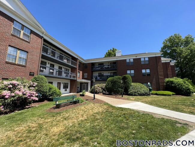 757 Highland Ave, Unit 223N in Needham, MA - Foto de edificio - Building Photo