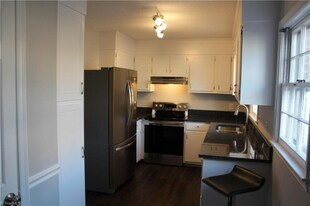 121 Charlestowne Cir in Winston-Salem, NC - Building Photo