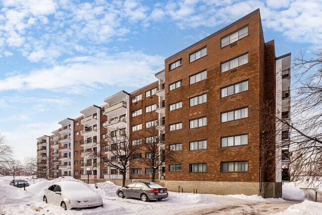 406 Crepeau in St. Laurent, QC - Building Photo - Building Photo
