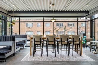 1717 Apartments in Evanston, IL - Foto de edificio - Building Photo