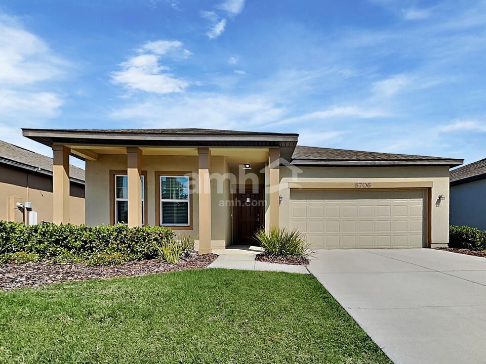 8706 Layalie Wy in Gibsonton, FL - Building Photo