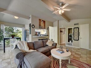 2402 Jarratt Ave in Austin, TX - Building Photo - Building Photo