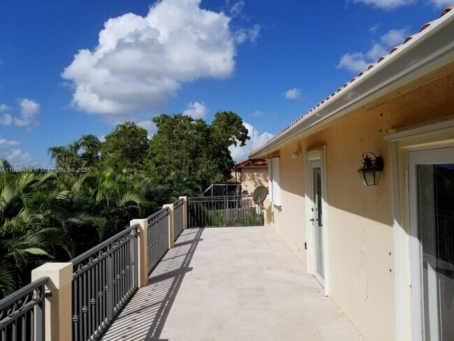 5764 NW 98 Pl in Doral, FL - Building Photo - Building Photo