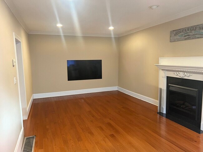 810 Washington St in Dedham, MA - Building Photo - Building Photo