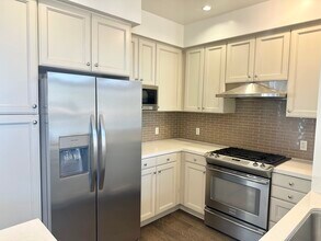 1625 Granville Ave, Unit #302 in Los Angeles, CA - Building Photo - Building Photo