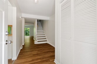 215 Oakview Dr, Unit 2 in Ligonier, PA - Foto de edificio - Building Photo