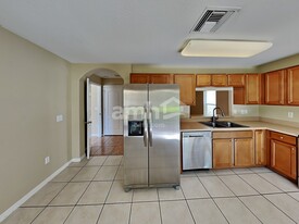 7526 Maroon Peak Dr in Ruskin, FL - Building Photo - Building Photo