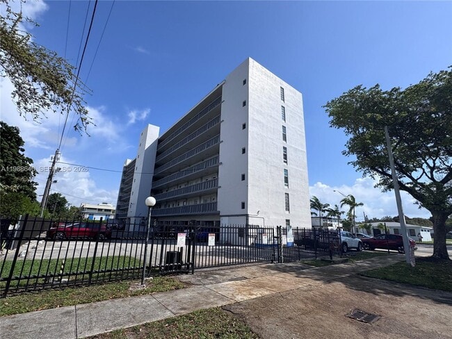 1400 SW 27th Ave in Miami, FL - Building Photo - Building Photo
