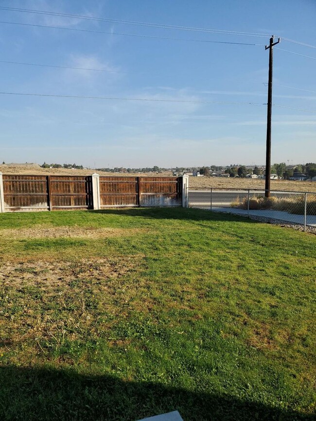 1402 Tennessee Dr in Moses Lake, WA - Building Photo - Building Photo