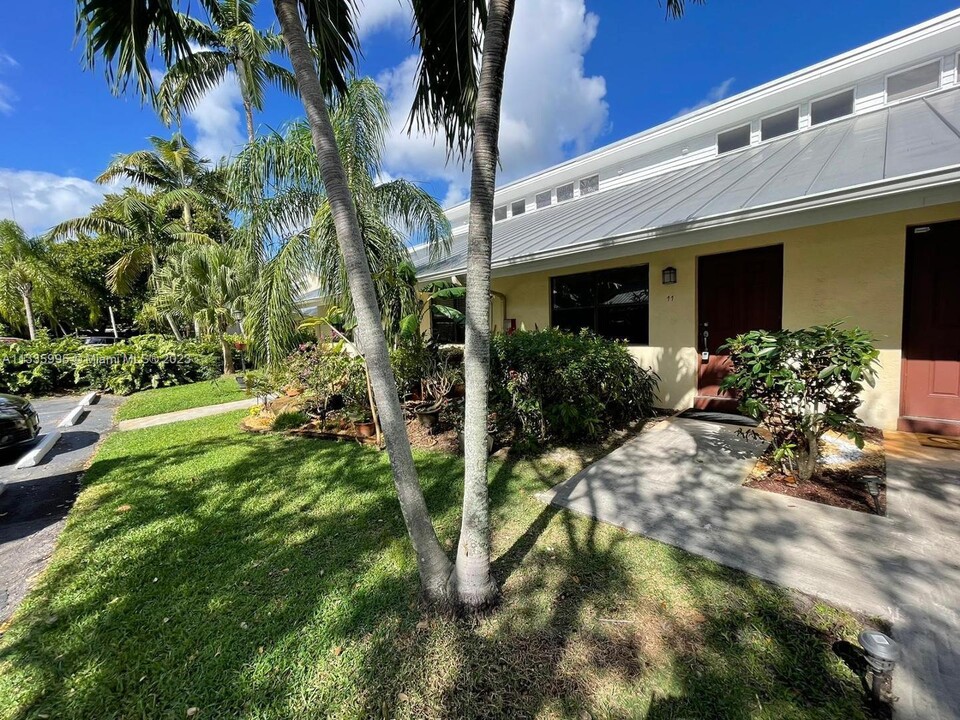 1455 Holly Heights Dr in Fort Lauderdale, FL - Building Photo