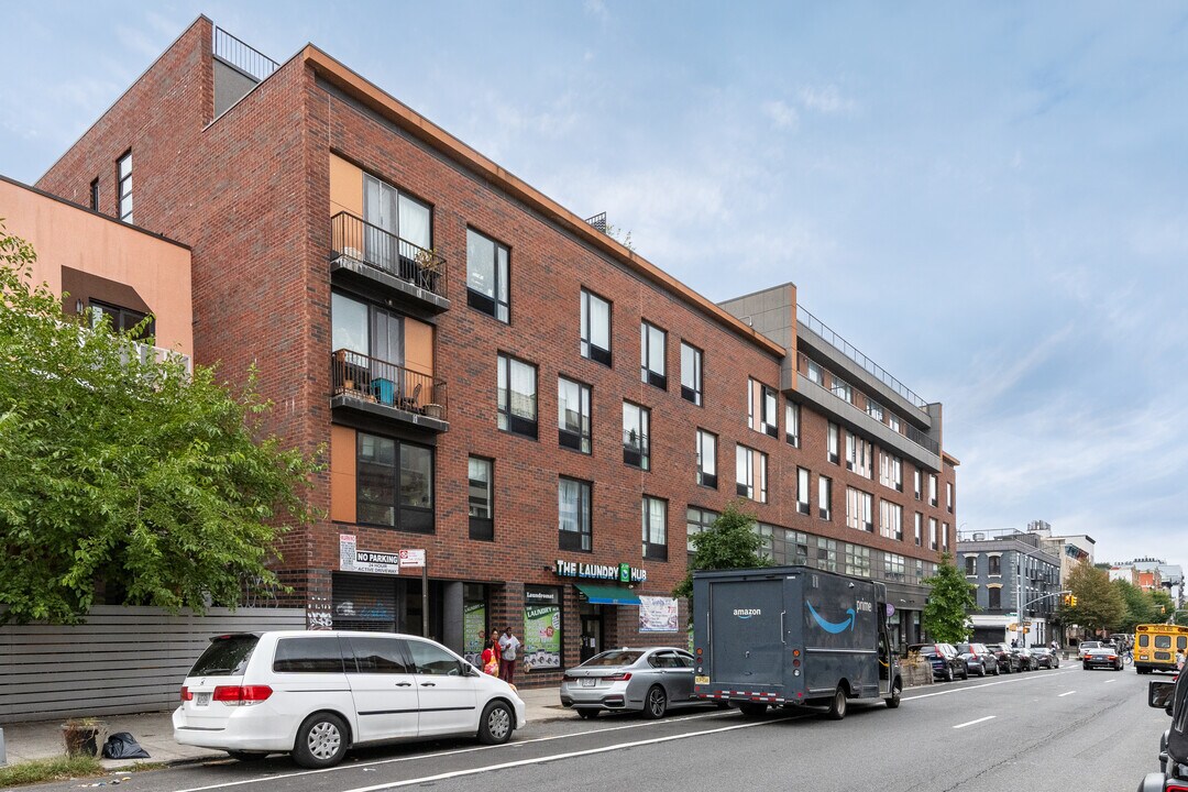 360 Throop Ave in Brooklyn, NY - Foto de edificio