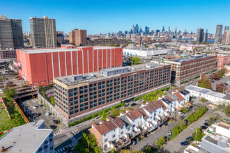 Revetment House in Jersey City, NJ - Foto de edificio - Building Photo