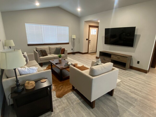 135 One Wy Lp in Hamilton, MT - Building Photo - Building Photo