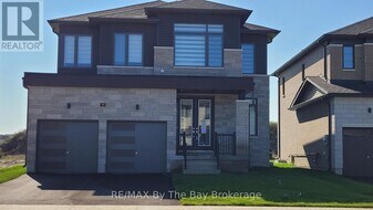 90 Sun Vly Ave in Wasaga Beach, ON - Building Photo
