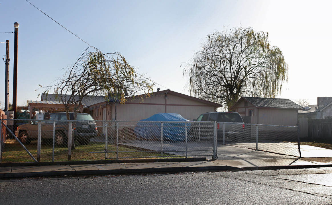 680-682 Soderquist Rd in Turlock, CA - Foto de edificio