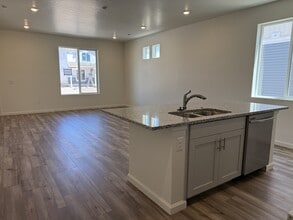 203 E Arcade Dr in Saratoga Springs, UT - Building Photo - Building Photo