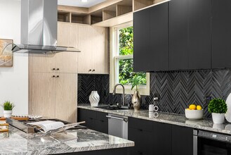 335 Eureka Dr NE in Atlanta, GA - Building Photo - Building Photo