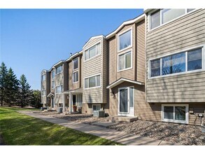 304 Pondridge Cir in Wayzata, MN - Building Photo - Building Photo