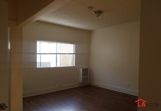 1046 W Martin Luther King Jr Blvd. in Los Angeles, CA - Building Photo - Interior Photo