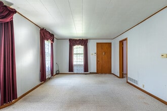 614 NE Emmett St in Topeka, KS - Foto de edificio - Building Photo