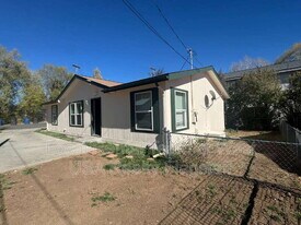 405 W Phoenix Ave in Flagstaff, AZ - Building Photo