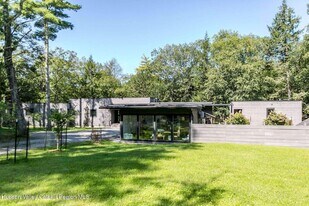 70 Raybrook Dr in Woodstock, NY - Building Photo