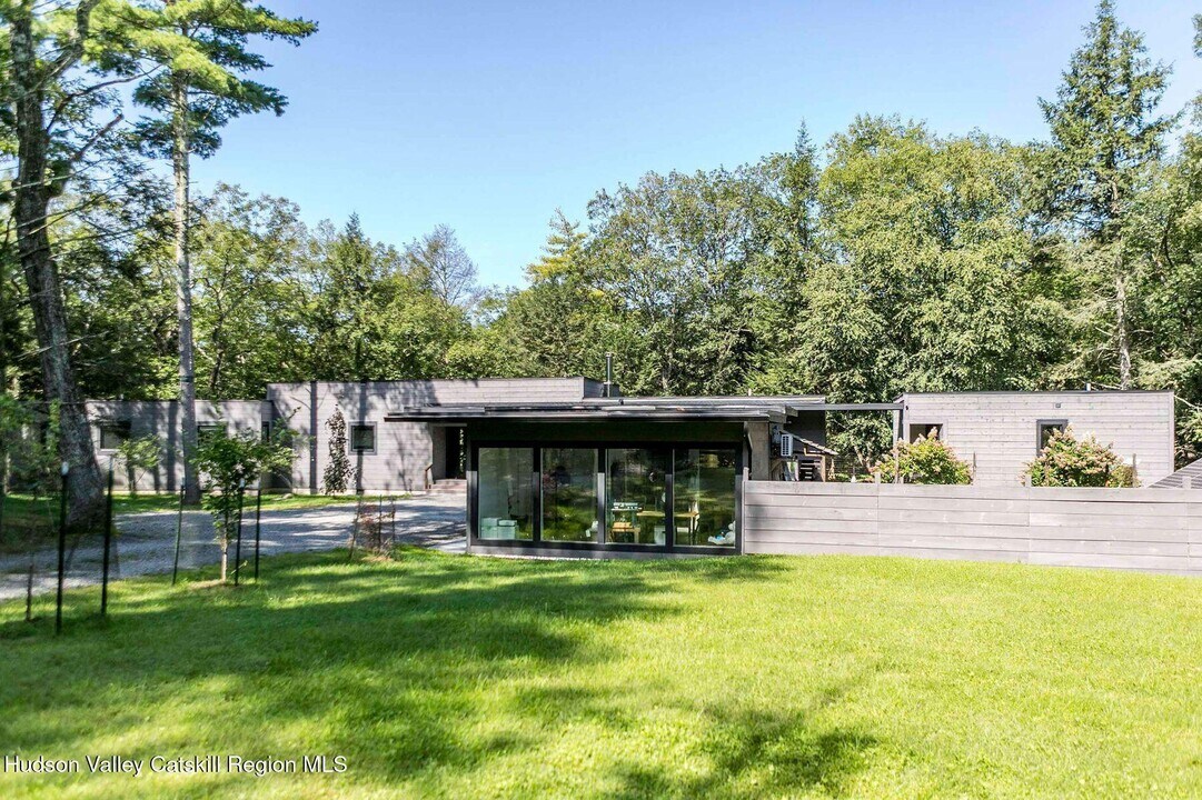 70 Raybrook Dr in Woodstock, NY - Building Photo