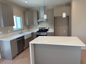 1072 N Vinedo Ave in Pasadena, CA - Foto de edificio - Building Photo