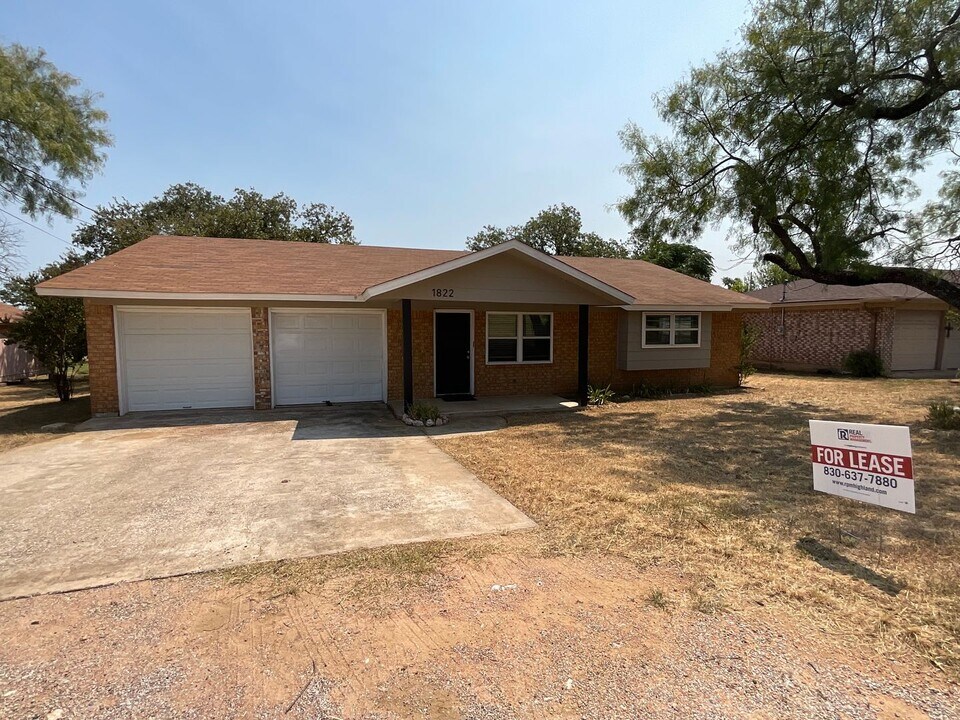 1822 Greenwood Ln in Kingsland, TX - Building Photo