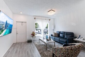 9925 NW 57th Mnr in Coral Springs, FL - Foto de edificio - Building Photo