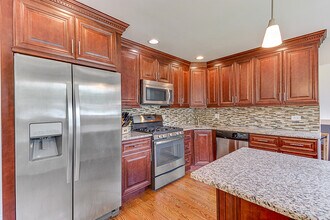 585 Woodlawn St in Hoffman Estates, IL - Building Photo - Building Photo