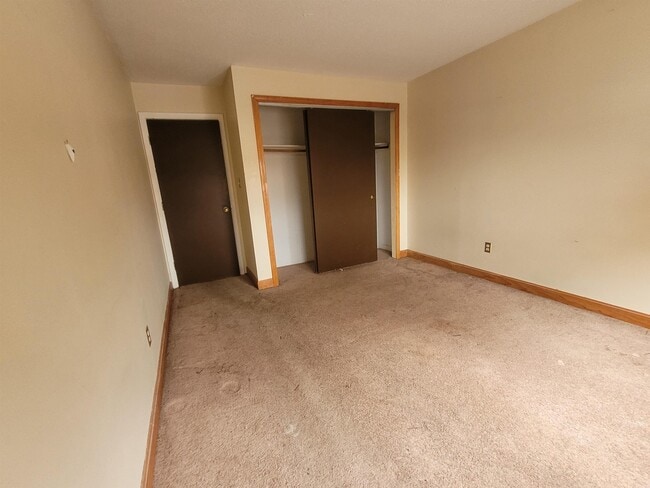 8 Lancelot Court in Salem, NH - Building Photo - Building Photo