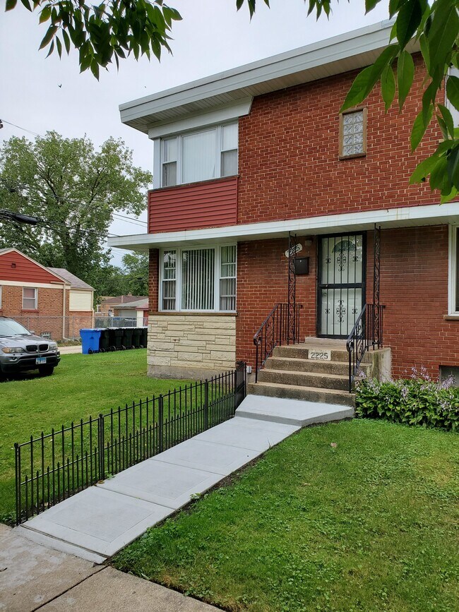 2225 E 100th St Rentals in Chicago, IL