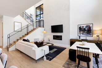 10131 Jake's Wy in Truckee, CA - Building Photo - Building Photo