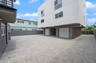 7308 Independence Ave in Canoga Park, CA - Building Photo - Building Photo