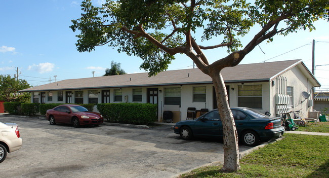 2216 Johnson St in Hollywood, FL - Building Photo - Building Photo