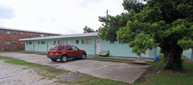 110 Kass St in Gretna, LA - Foto de edificio - Building Photo