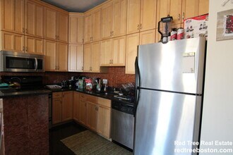 1689 Beacon St, Unit 2 in Brookline, MA - Building Photo - Building Photo