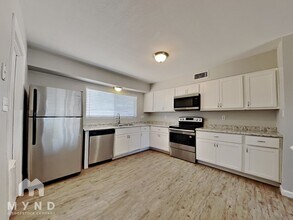8048 W Clayton Dr in Phoenix, AZ - Building Photo - Building Photo
