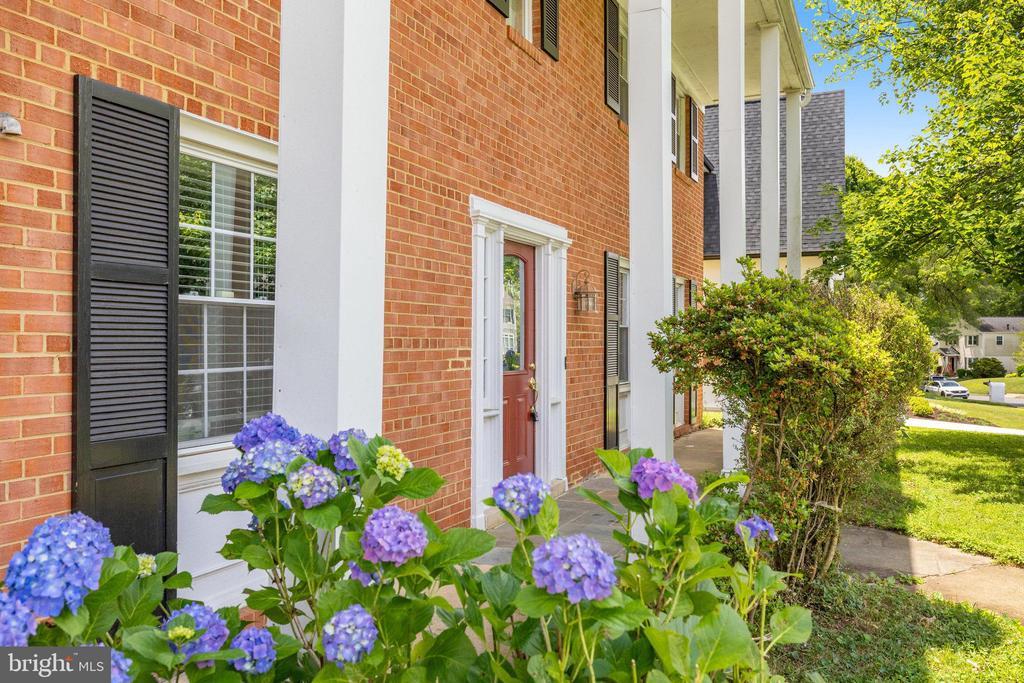1311 MacBeth St in McLean, VA - Building Photo