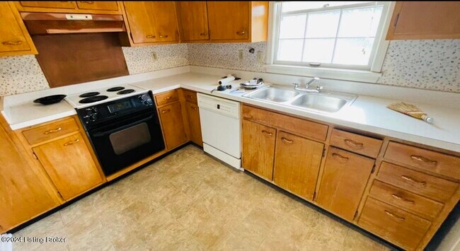 1800 Gardiner Ln in Louisville, KY - Building Photo - Building Photo