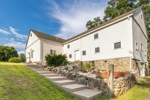 11B Abigail Dr in Hudson, MA - Building Photo