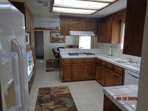 43036 42nd St W in Quartz Hill, CA - Foto de edificio - Building Photo