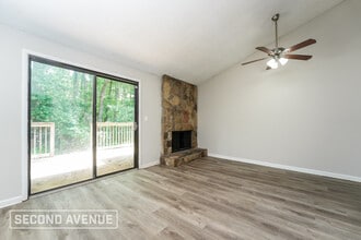 2196 Scarbrough Dr in Stone Mountain, GA - Foto de edificio - Building Photo