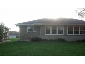 704 Robinwood Ln in Hopkins, MN - Building Photo - Building Photo