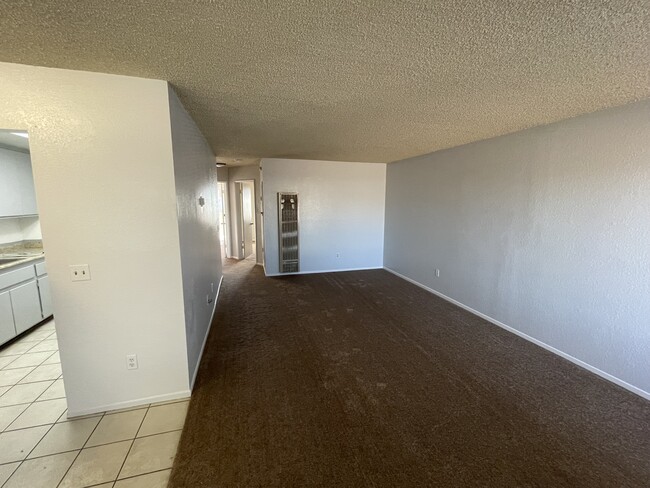 12996 Navajo Rd, Unit B in Apple Valley, CA - Building Photo - Building Photo