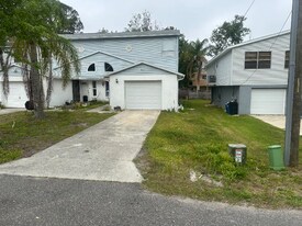 7023 Oakwood Dr in New Port Richey, FL - Building Photo