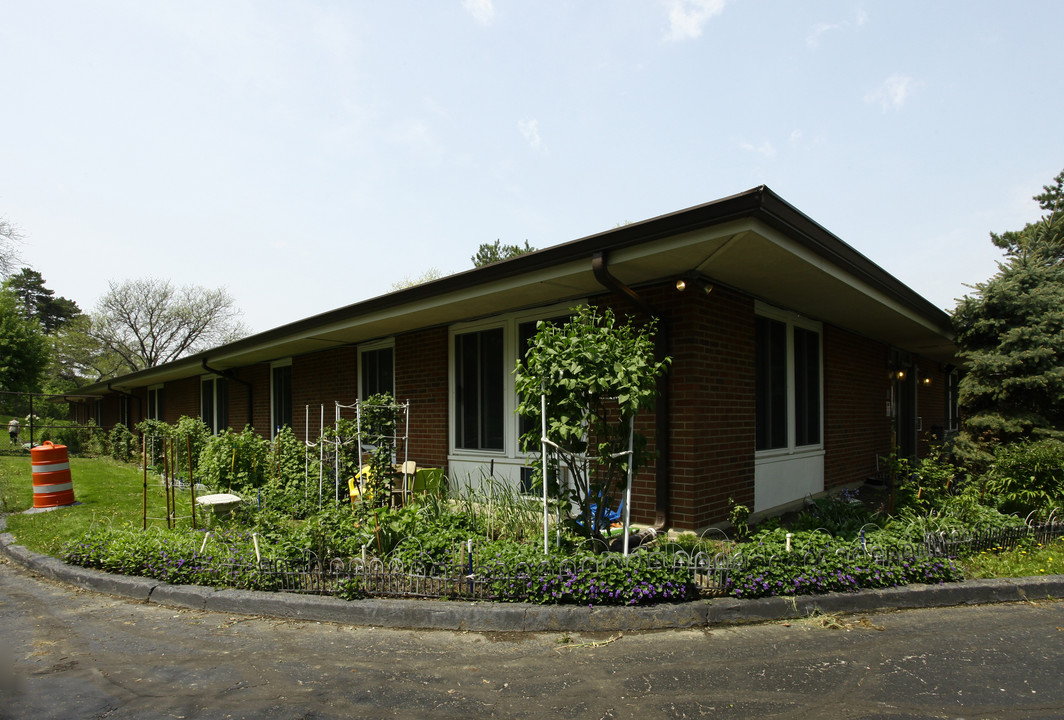 Council Gardens - Senior in Cleveland, OH - Foto de edificio