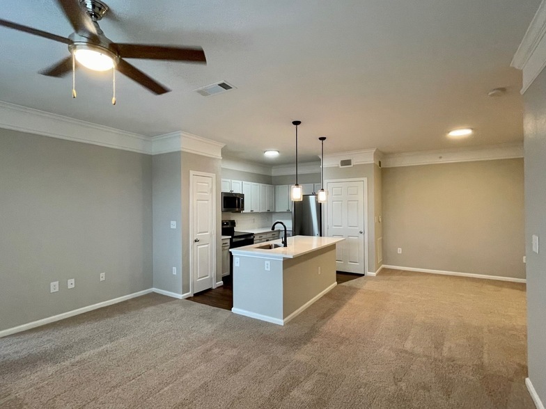 1800 S Egret Bay Blvd, Unit 8106 in League City, TX - Building Photo